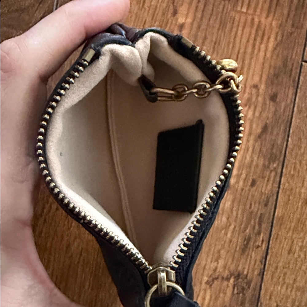 Gucci Black Embossed Leather Key Holder - Picture 6 of 7